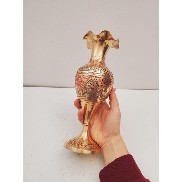 Vintage Etched Flower Pattern Brass Vase - Aged Vintage Patina - Made in India - - Picture 4 of 10